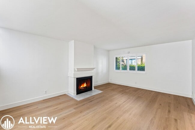 Building Photo - Gorgeous 3 Bed/2.5 Bath in Newport Beach Available Now!