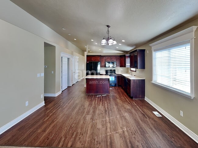 Building Photo - 1403 E 820 S