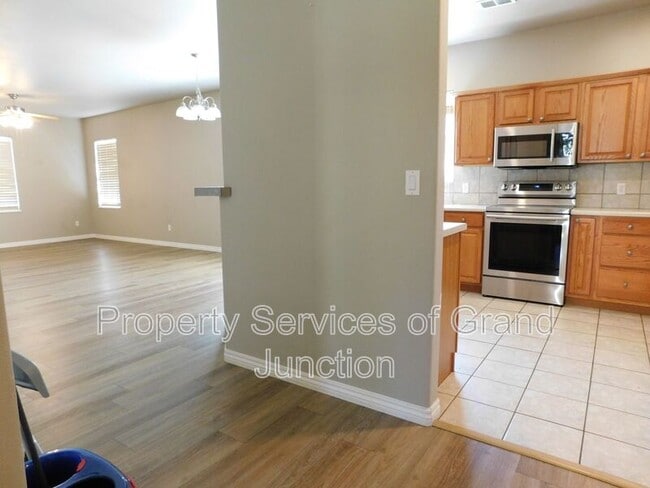 Building Photo - 733 Lakeview Ct