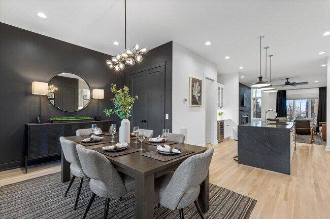 Building Photo - Fully Furnished Stunning Executive Townhom...