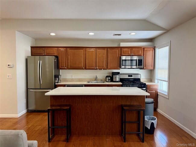 Building Photo - 38 Manorhaven Blvd