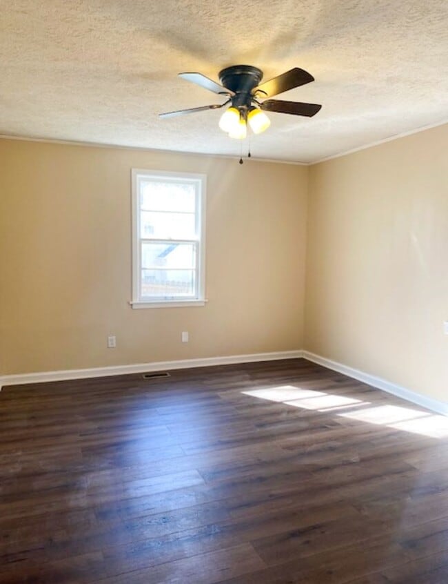 Building Photo - 3 Bed 2 Bath in Oxford!