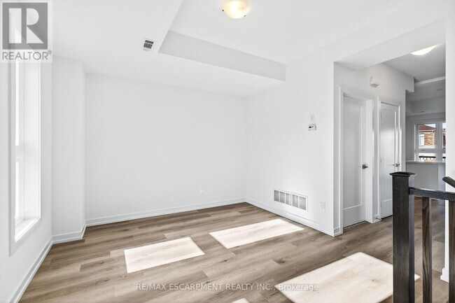 Photo du bâtiment - 70 Kenesky Dr