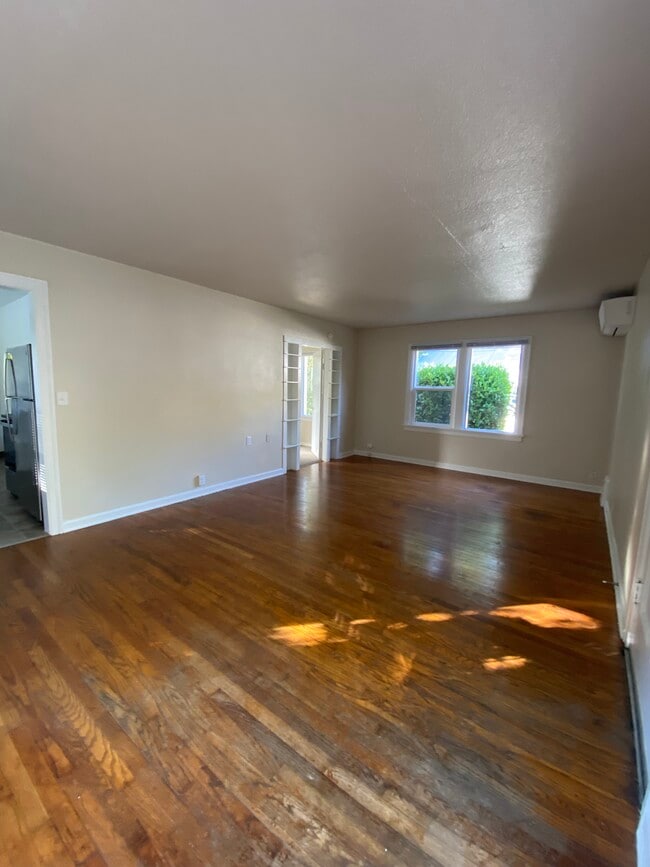 Foto del edificio - 1035 1/2 16th St NE