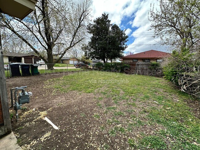 Building Photo - 8417 S Villa Ave