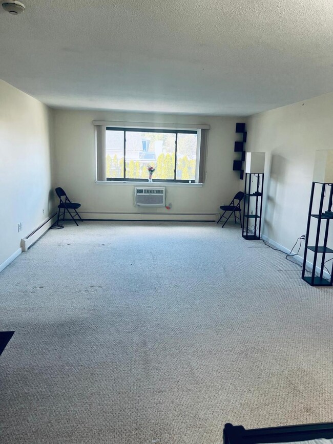 Building Photo - 9 Hallmark Gdns