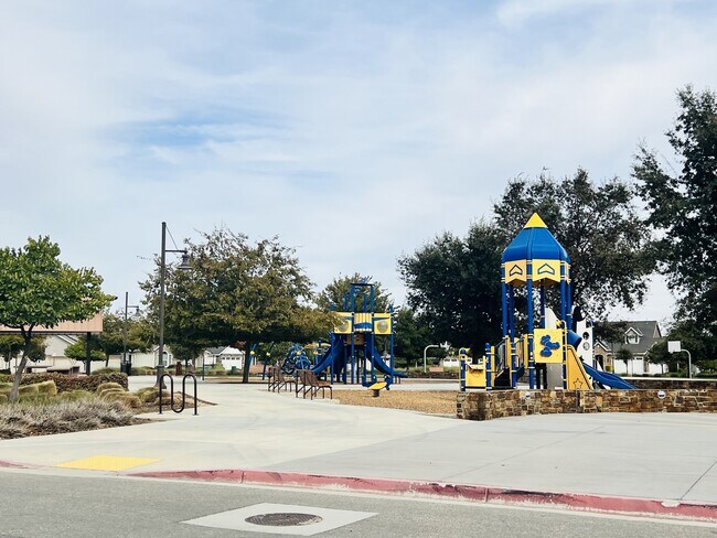 Foto del edificio - 9223 Oak Garden Ln