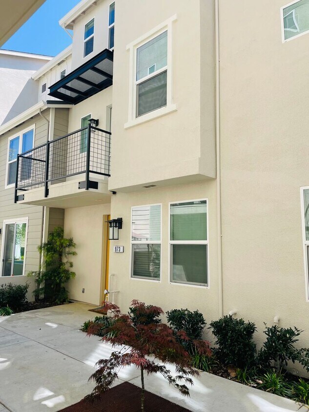 Gorgeous 3 bed/3 full bath Townhome in Davis - Gorgeous 3 bed/3 full bath Townhome  in Davis