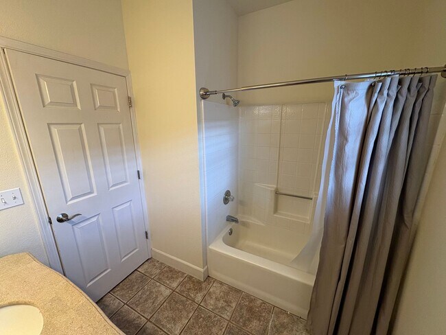 Foto del edificio - Spacious home with 3 Car Garage & Pool Available Now!