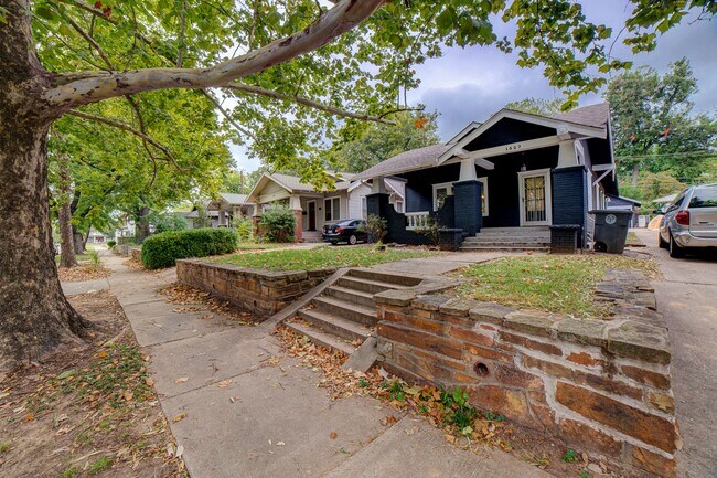 Building Photo - 2 Bed / 1.5 Bath in Midtown close to Utica...