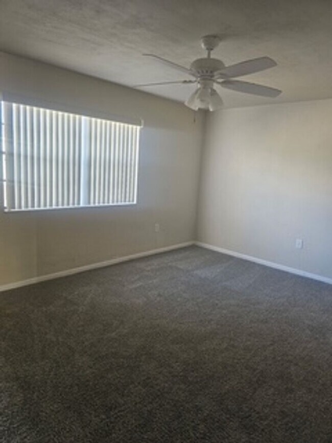 Foto del edificio - 2 bed 2.5 bath Lake Front Townhouse