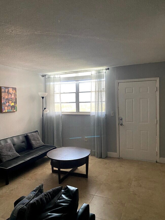 Living room - 12590 NE 16th Ave