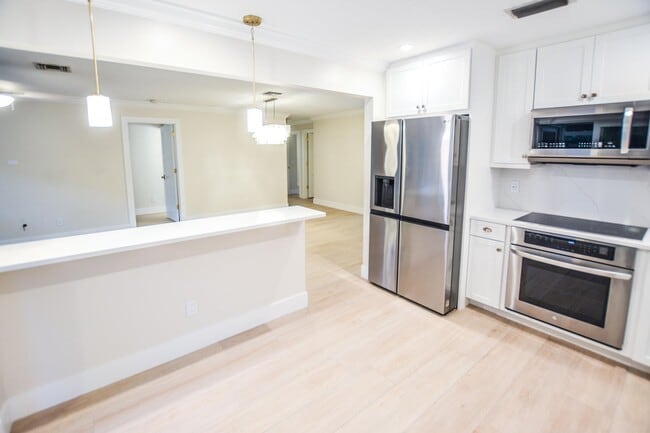 Building Photo - 226 Moccasin Trl W