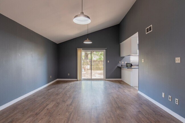 Foto del edificio - 6908 Weatherwood Pl