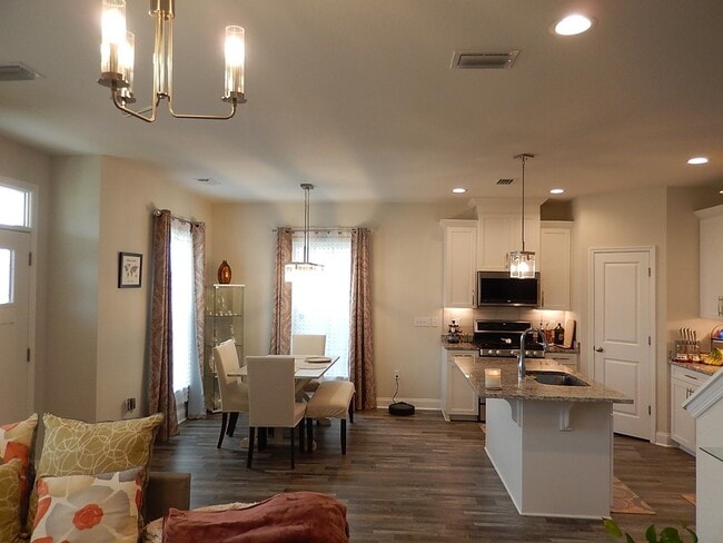 Building Photo - 2886 Fontana St