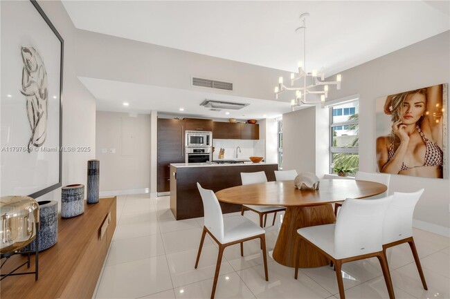Foto del edificio - 3739 Collins Ave