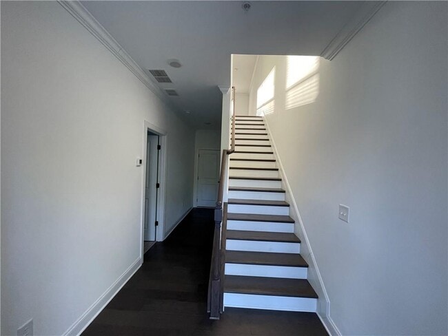 Building Photo - 6577 Beacon Dr