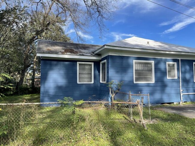 Building Photo - 3 bedroom in Jacksonville FL 32209