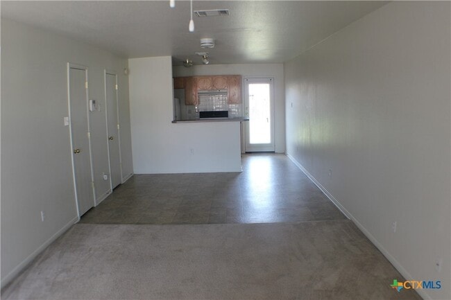 Building Photo - 102 E Robin Ln