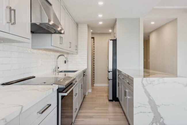 Building Photo - 1155 N La Cienega Blvd