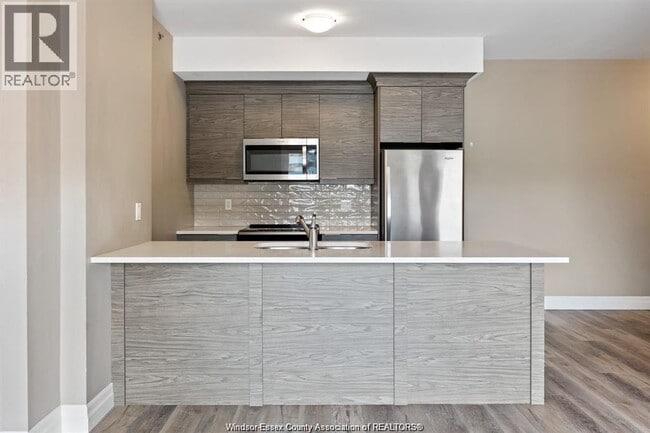 Building Photo - 955 Ouellette Ave