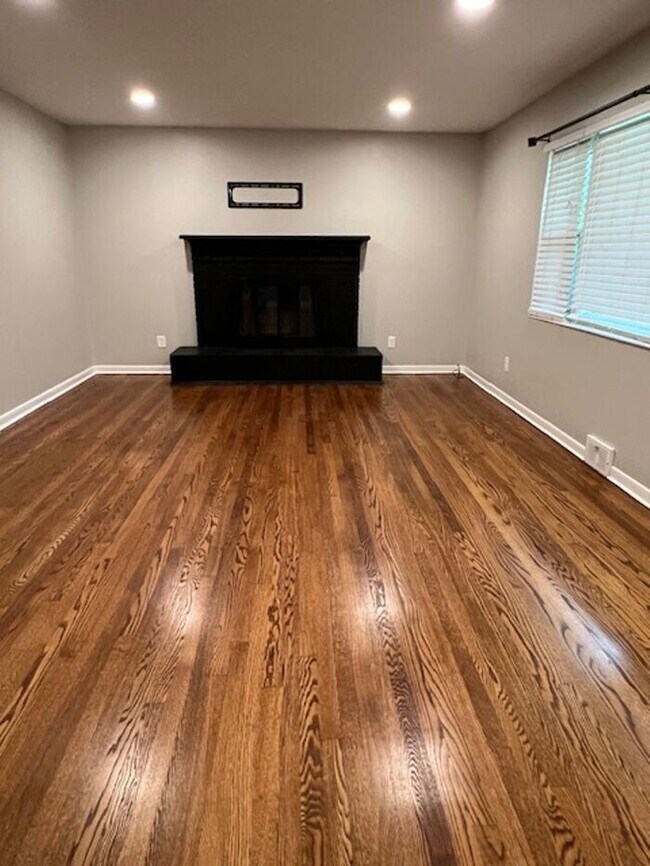 Building Photo - Asheville Rental!