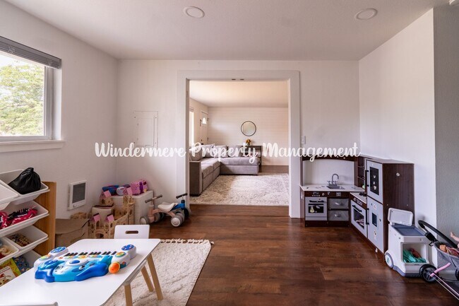 Building Photo - Bright and cheery 3 bed rambler on large f...