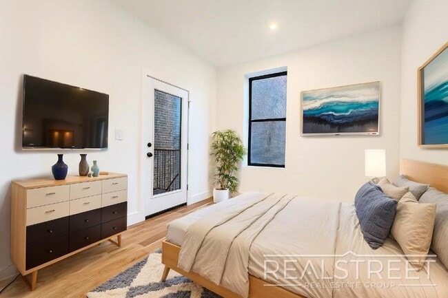 Foto del edificio - Modern Renovated 2BR with Skylight & Private Balcony in Prime Crown Heights