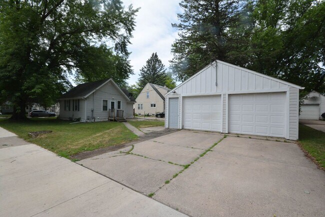 Foto del edificio - Adorable Austin home on corner lot with 2-car garage!