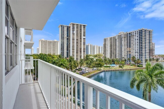 Foto del edificio - 2851 NE 183rd St