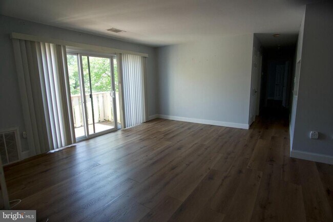 Building Photo - 206 Hickory Ct