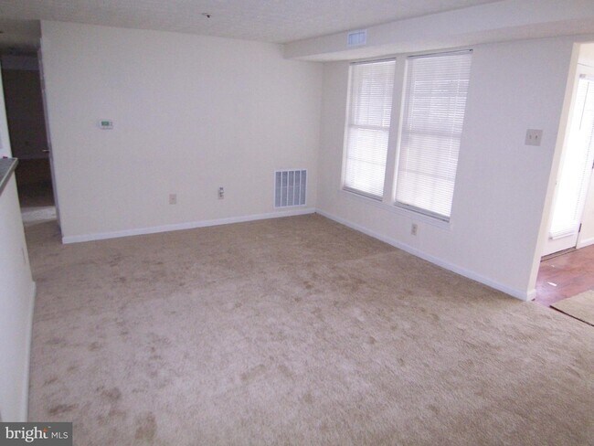 Foto del edificio - 901 Woodbridge Ct