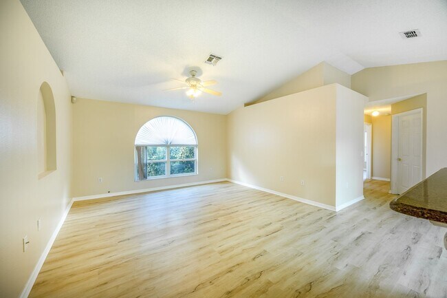 Foto del edificio - Beautiful 4 Bed/ 2 Bath Move In Ready Home...