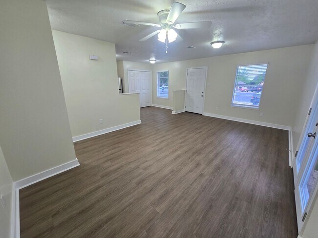 Foto del edificio - Remodeled 2 Bed 1 Bath Duplex for Lease!!