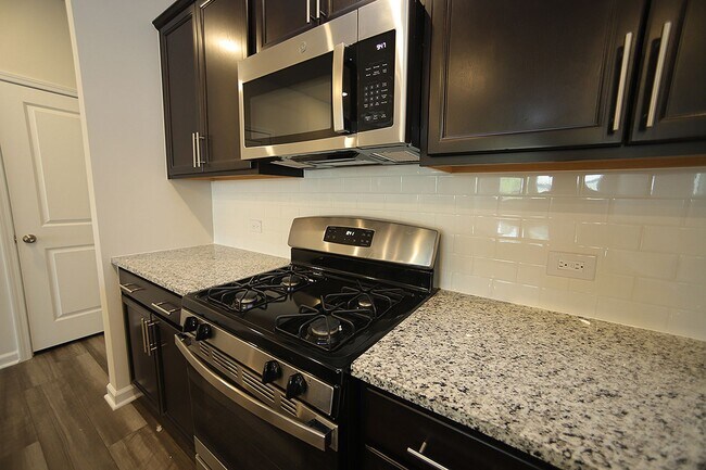 Foto del edificio - Beautiful 3 Bed+Bonus+2 Car Garage Townhom...