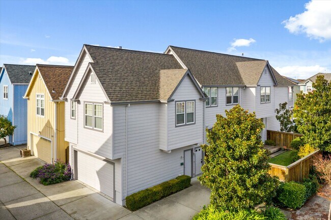 Building Photo - Beautiful, light and bright Upstairs grann...