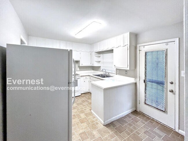 Building Photo - Charming 3-Bedroom Home with Modern Amenit...
