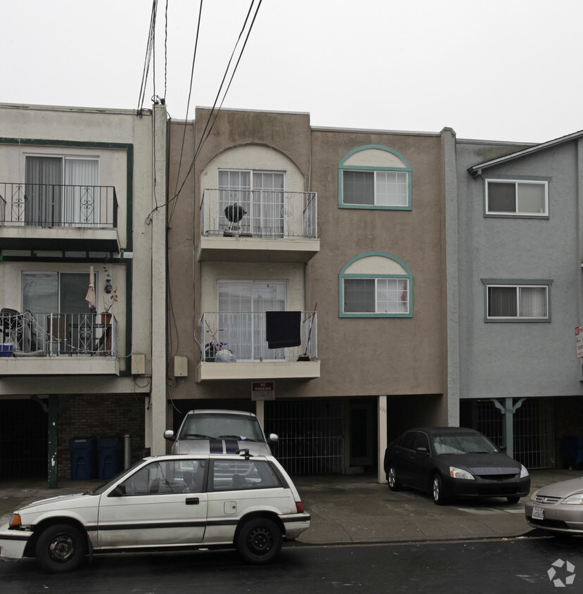 Primary Photo - 686 Sylvan St