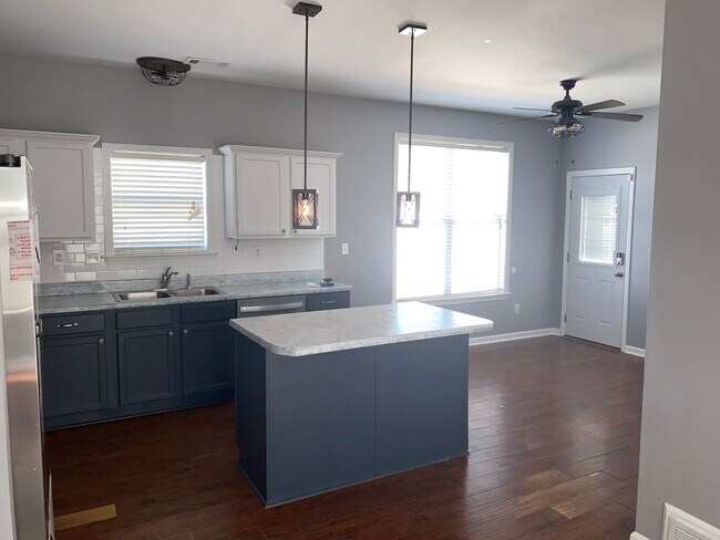 Building Photo - Rare home on the island! Large fenced in back yard! Pets are allowed. Owner will manage.