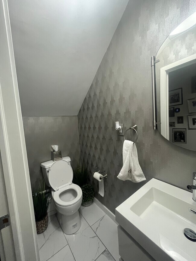 Baño de cortesía del primer piso - 211 Brown St