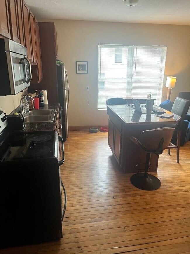 Building Photo - Bright & Spacious 1 Bedroom Lower in Milwaukee’s Upper East Side