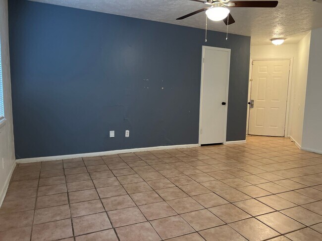 Building Photo - Charming 3 Bedroom