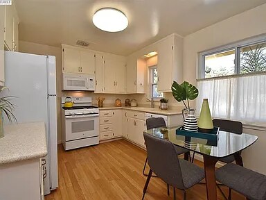 Foto del edificio - 18412 Crest Ave