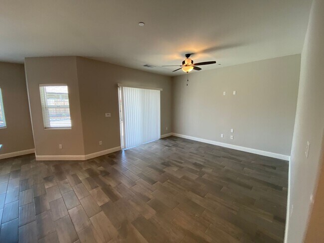 Foto del edificio - SE Visalia home coming soon !