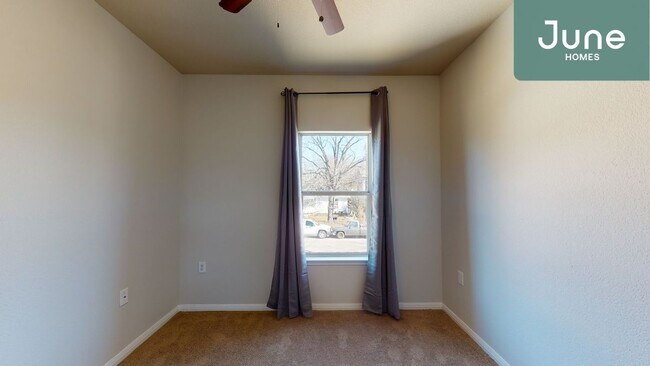 Building Photo - Full room in 5-bed/2.0-bath Home
