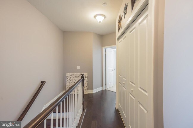 Building Photo - 605 Lakeview Ct