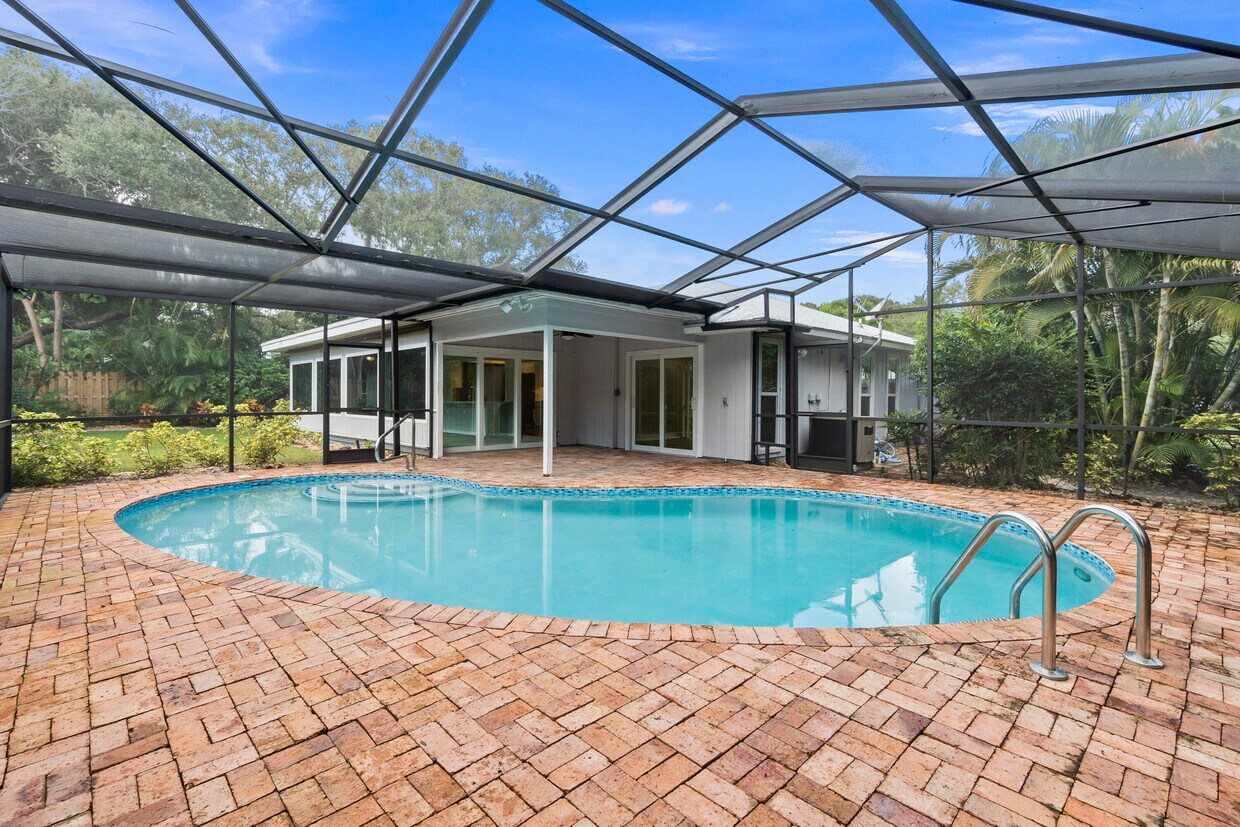 Primary Photo - 7 Riverview Dr