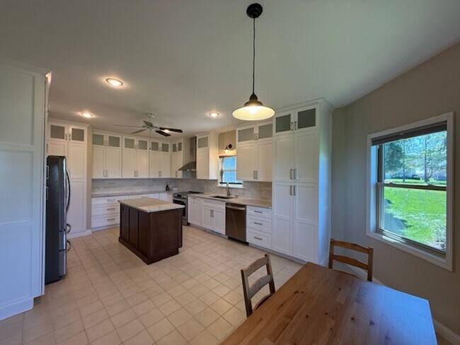 Foto del edificio - Maroa-Forsyth Ranch For Rent!