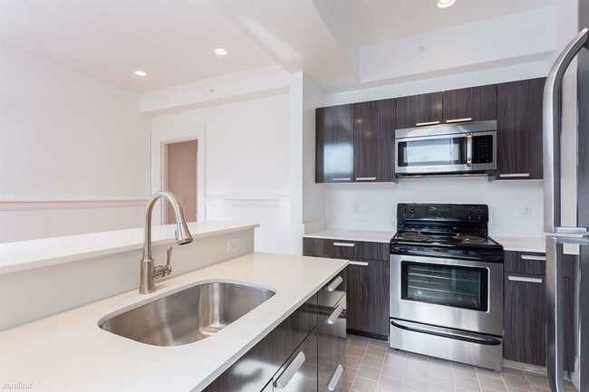 Building Photo - 457 Centre St