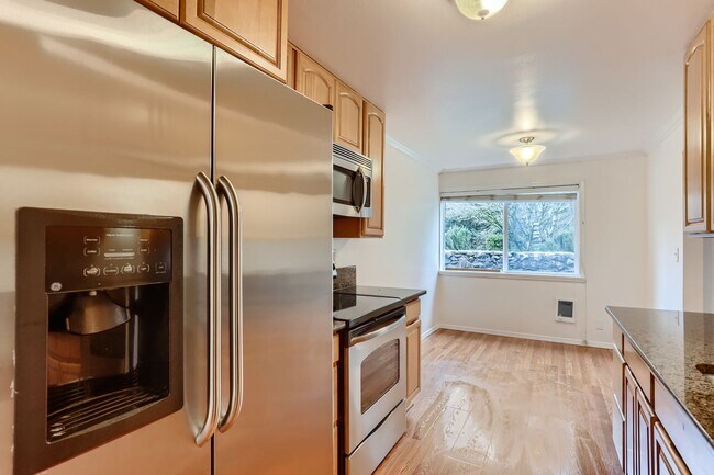 Building Photo - Bright and Beautiful 1 Bed 1 Bath Redmond ...